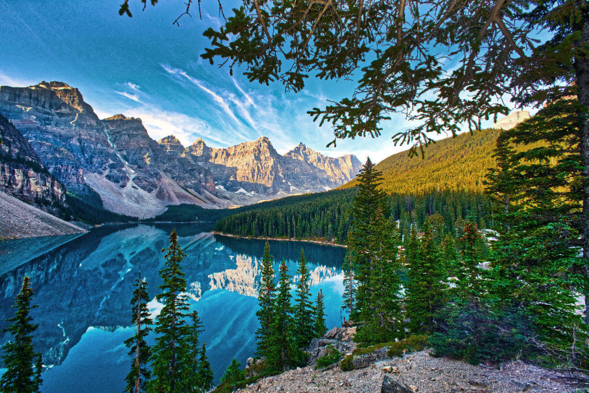 Das beeindruckende Panorama über den Moraine Lake zeigt die ganze Schönheit der kanadischen Rocky Mountains.