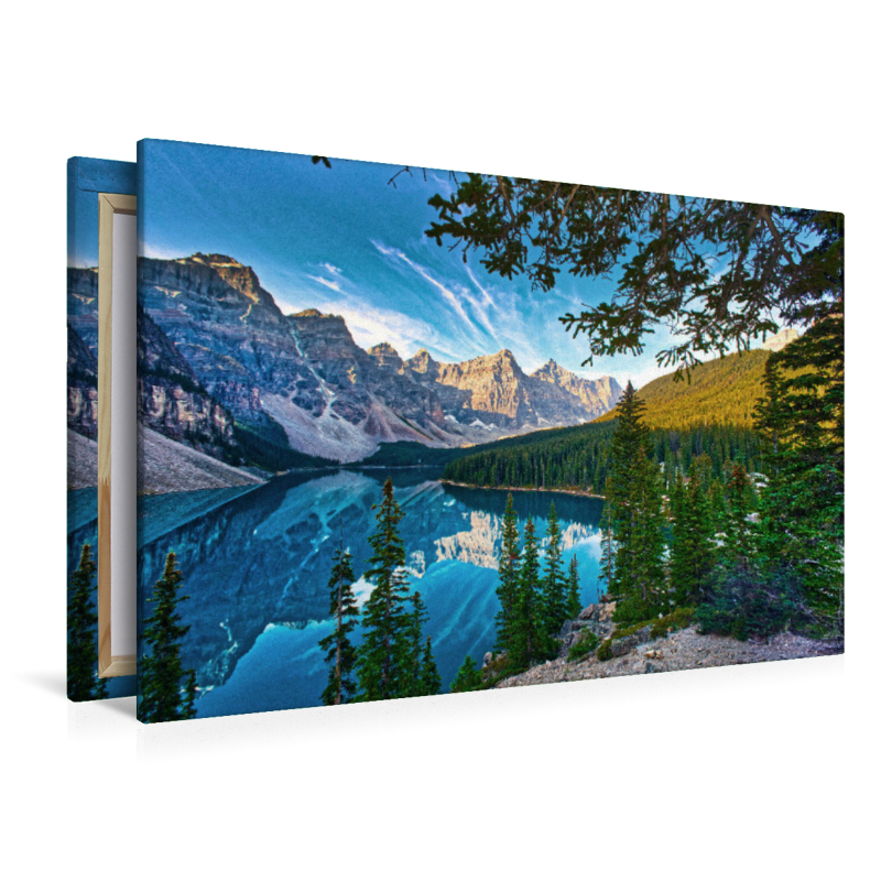 Das beeindruckende Panorama über den Moraine Lake zeigt die ganze Schönheit der kanadischen Rocky Mountains.