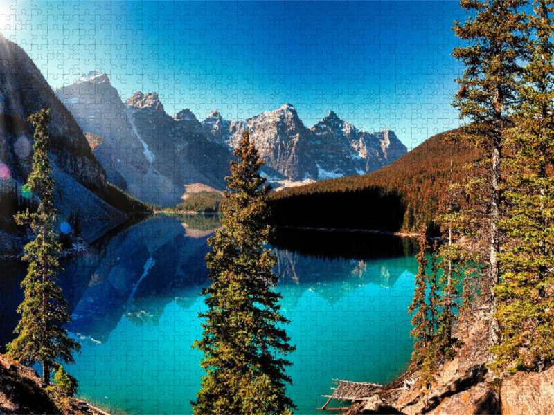 Das beeindruckende Panorama über den Moraine Lake zeigt die ganze Schönheit der kanadischen Rocky Mountains.