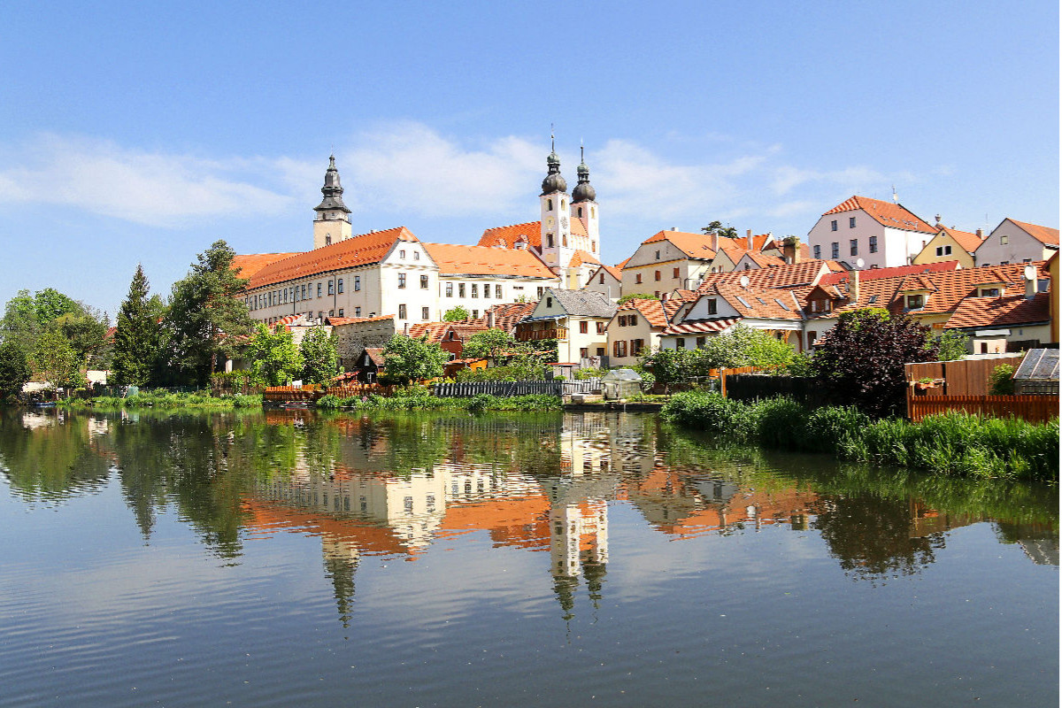 Die tschechische Stadt Teltsch, gleich Telc, im Teich gespiegelt