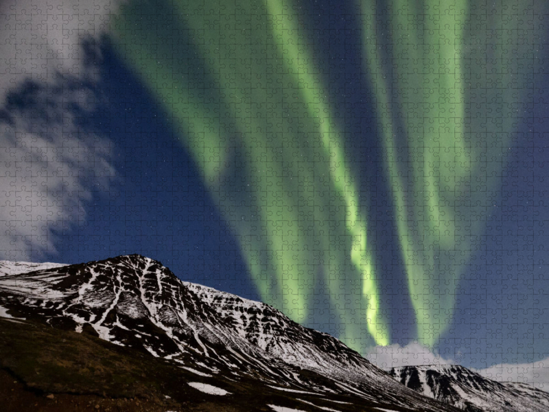 Nordlichter über den Bergen des Hochlandes von Island