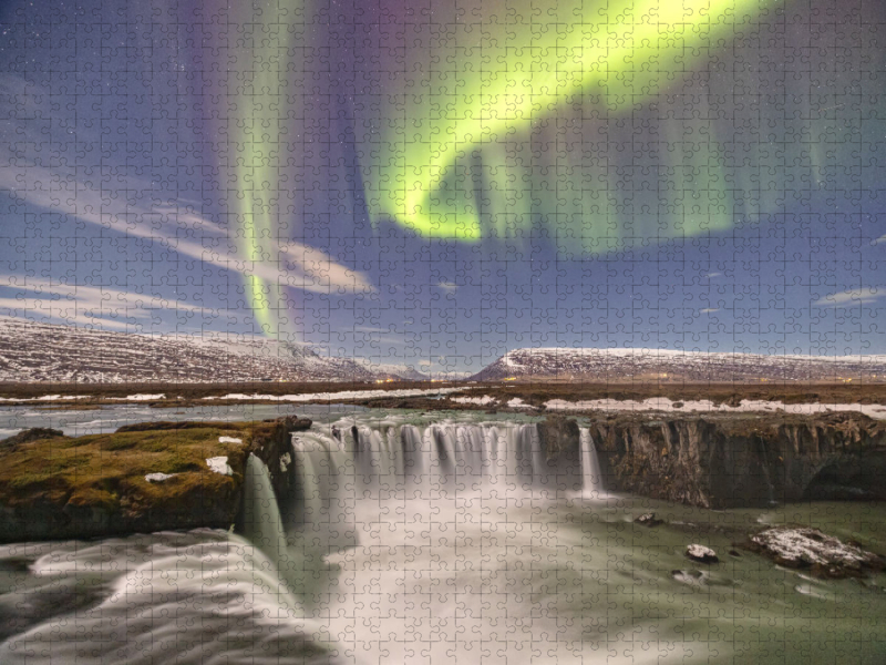 Nordlicht über dem Godafoss Wasserfall in Island