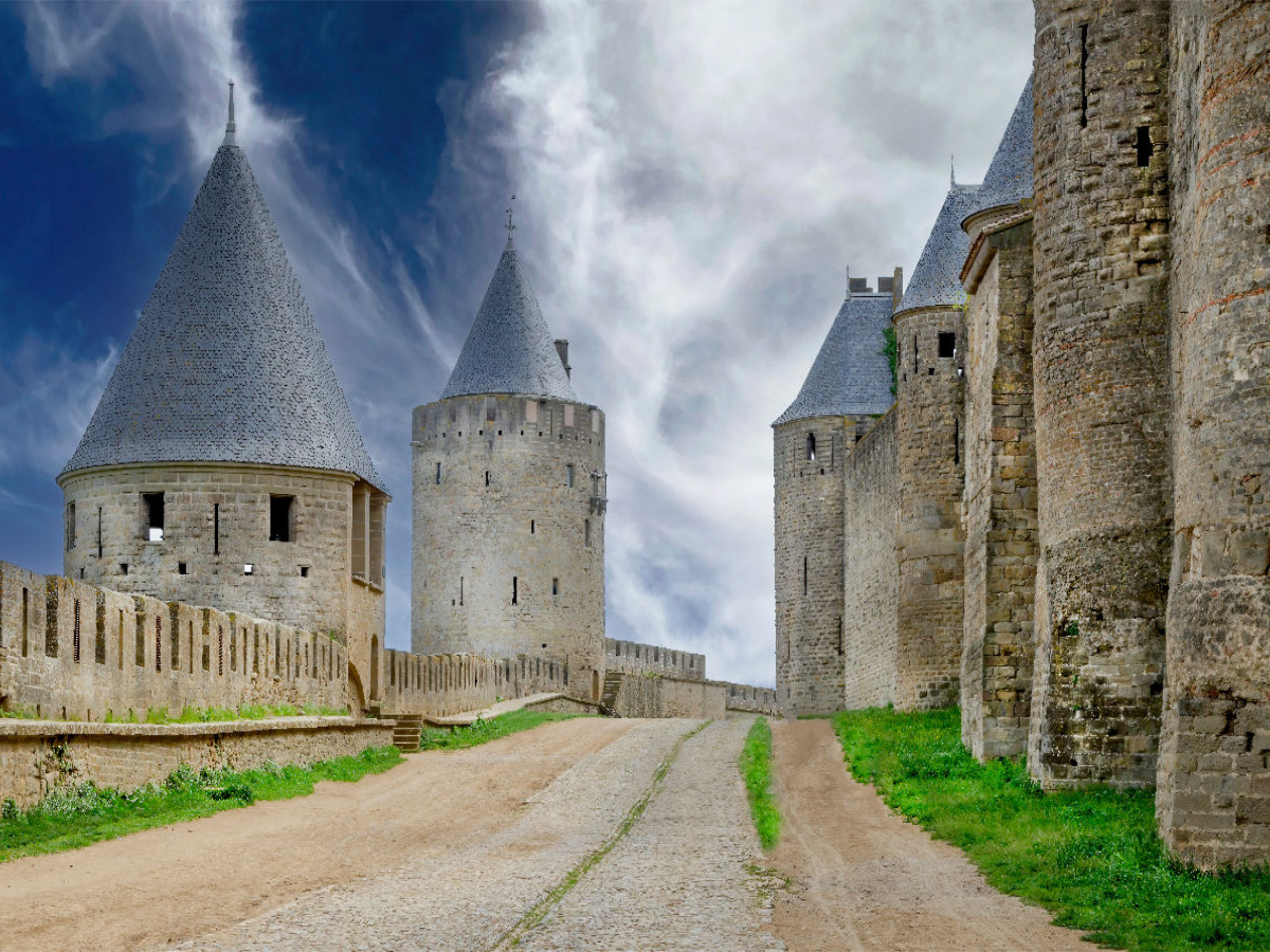 Die schöne Festungsstadt Carcasonne mit vielen Sehenswürdigkeiten ist komplett von Wehrmauern umgeben