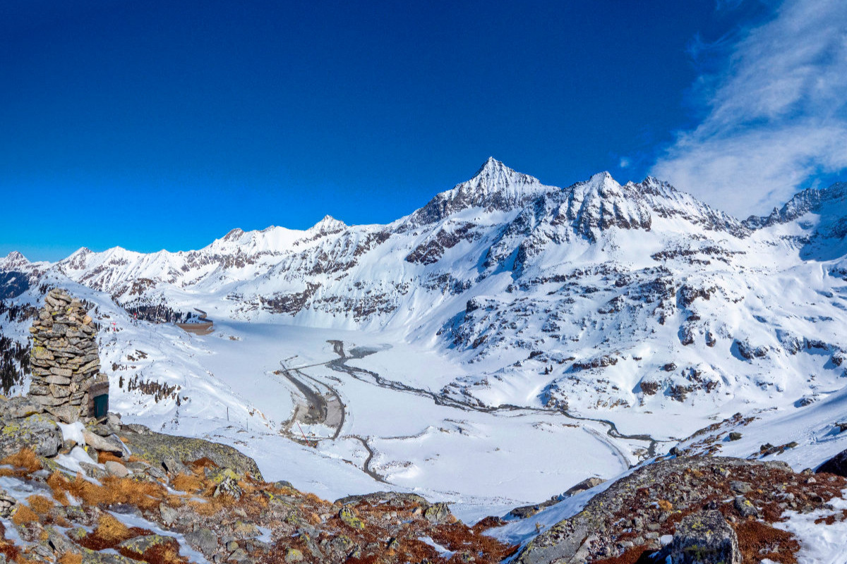 Der Blick vom Schafbichl zum Tauernmoossee und Hocheiser