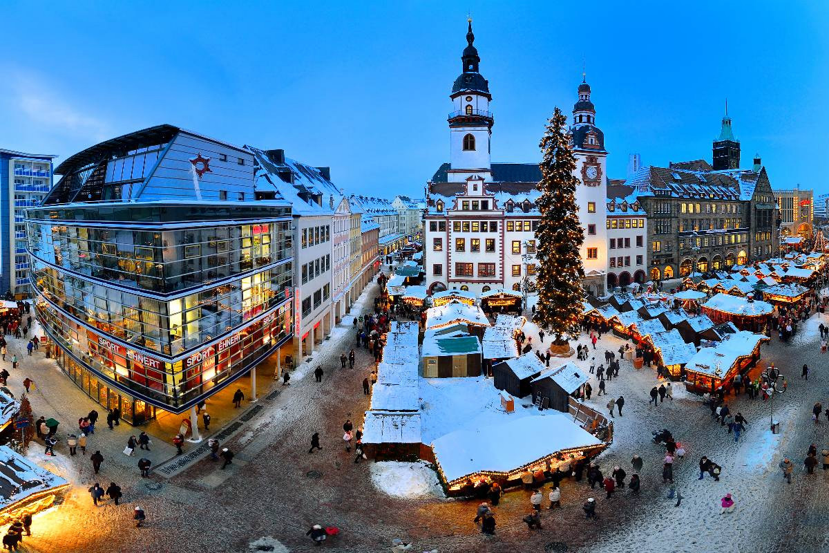 Der Weihnachtsmarkt mit dem Rathaus