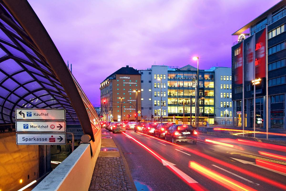 Die Einfahrt zum City Parkhaus mit Blick auf das Kulturkaufhaus „DAStietz“