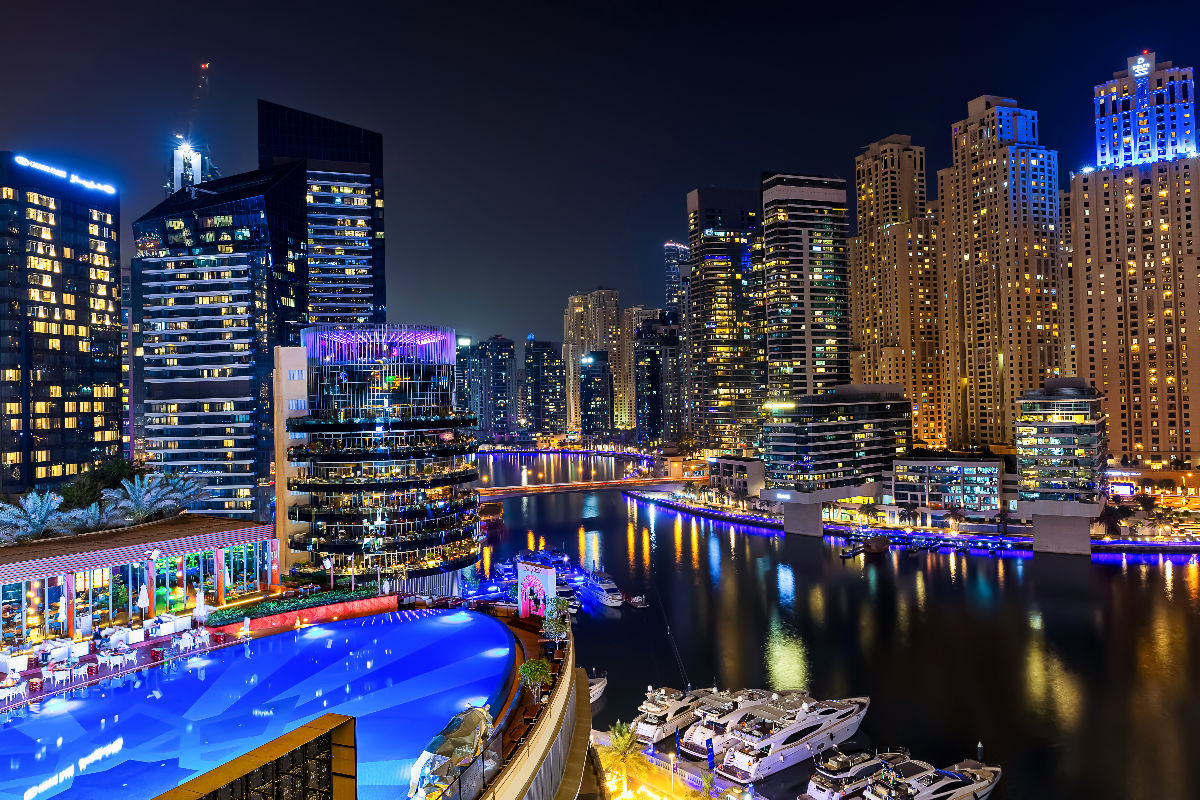 Dubai Marina mit Blick auf die Skyline und den Hafen - Dubai