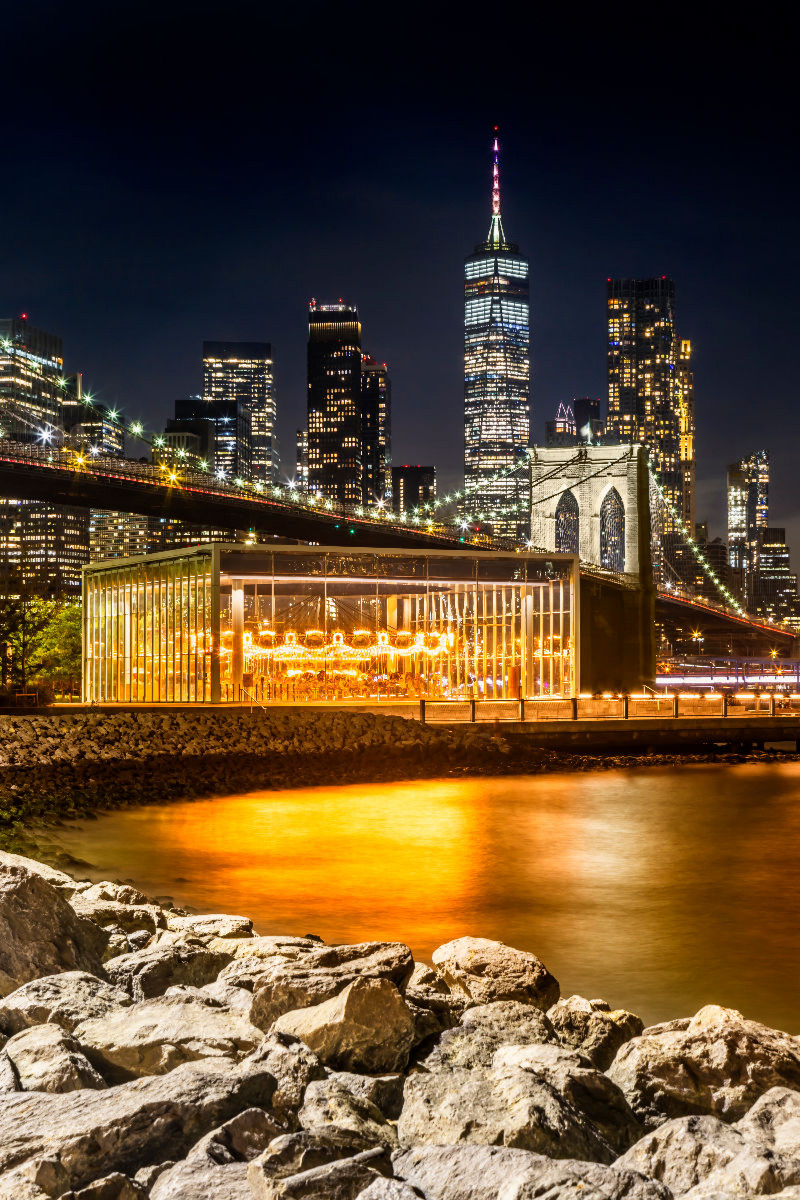 Magische Manhattan Impression mit der Brooklyn Bridge am Pebble Beach