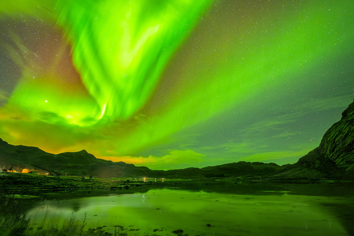 Polarlichter tanzen über den Lofoten