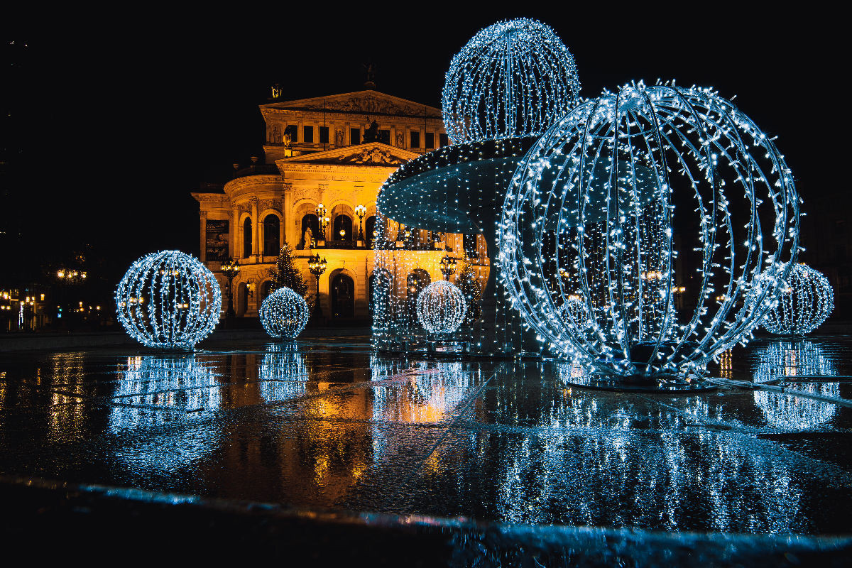 Beleuchtete Alte Oper Frankfurt, Nachtaufnahme mit Weihnachtsbeleuchtung