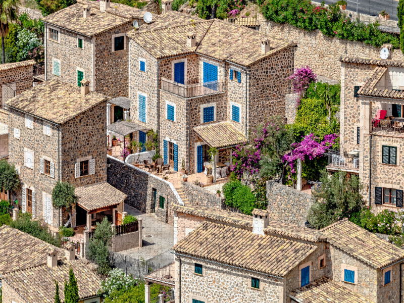 Deià am Rand des Tramuntanagebirges in Mallorca