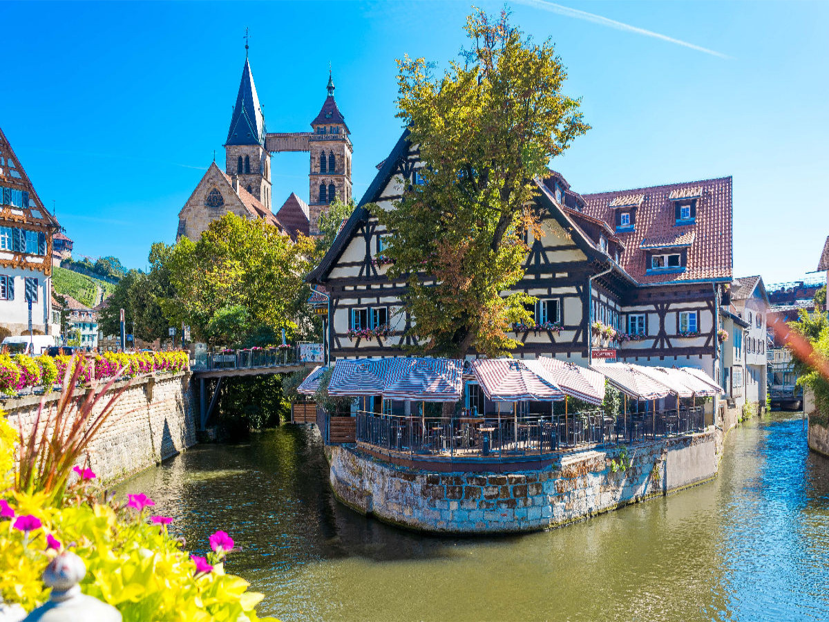 Stadtkirche St. Dionys mit dem Roßneckarkanal