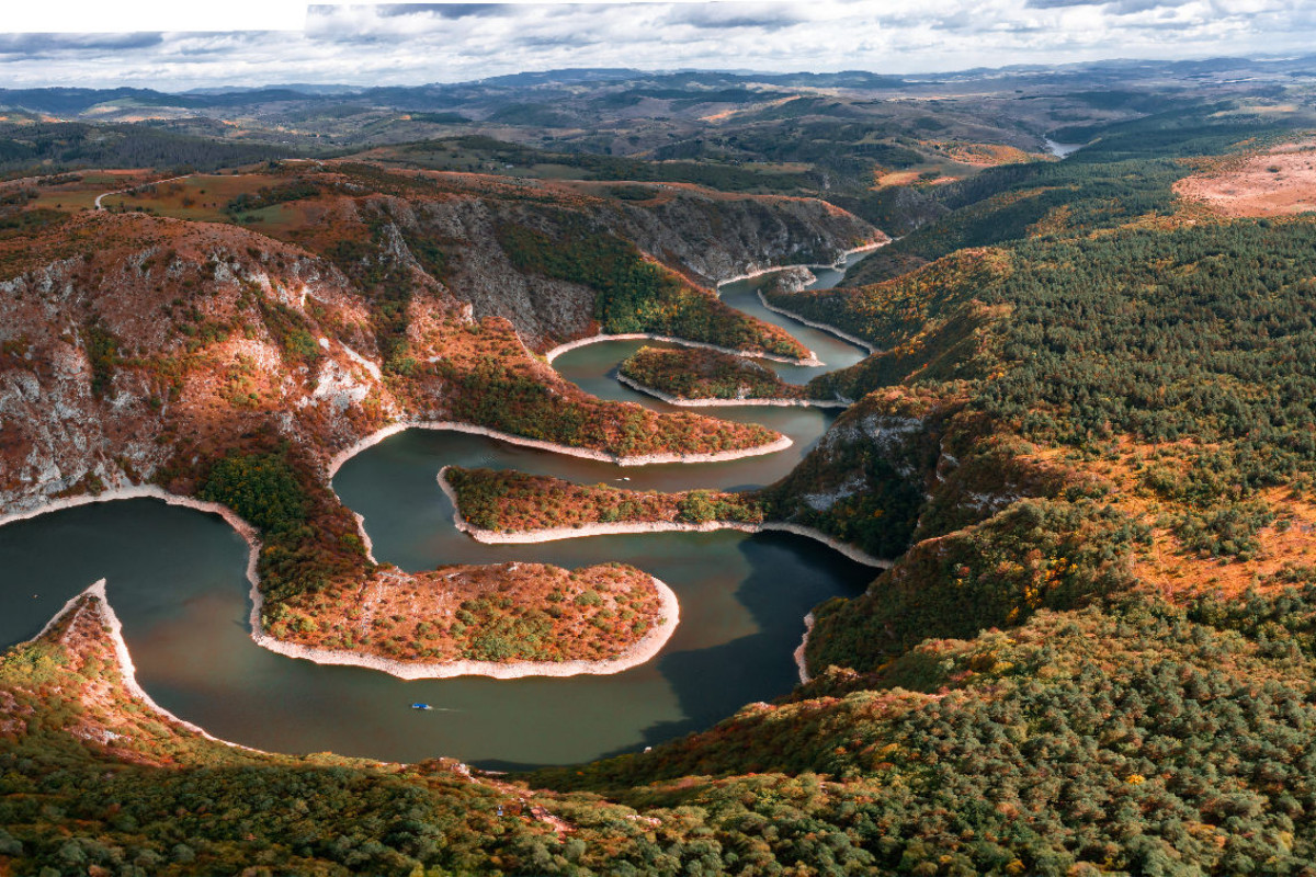 Die Meander in der Uvac Schlucht