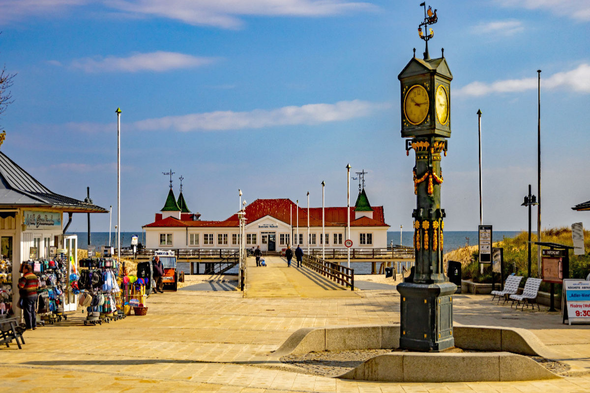 Ahlbecks Seebrücke mit historischer Turmuhr