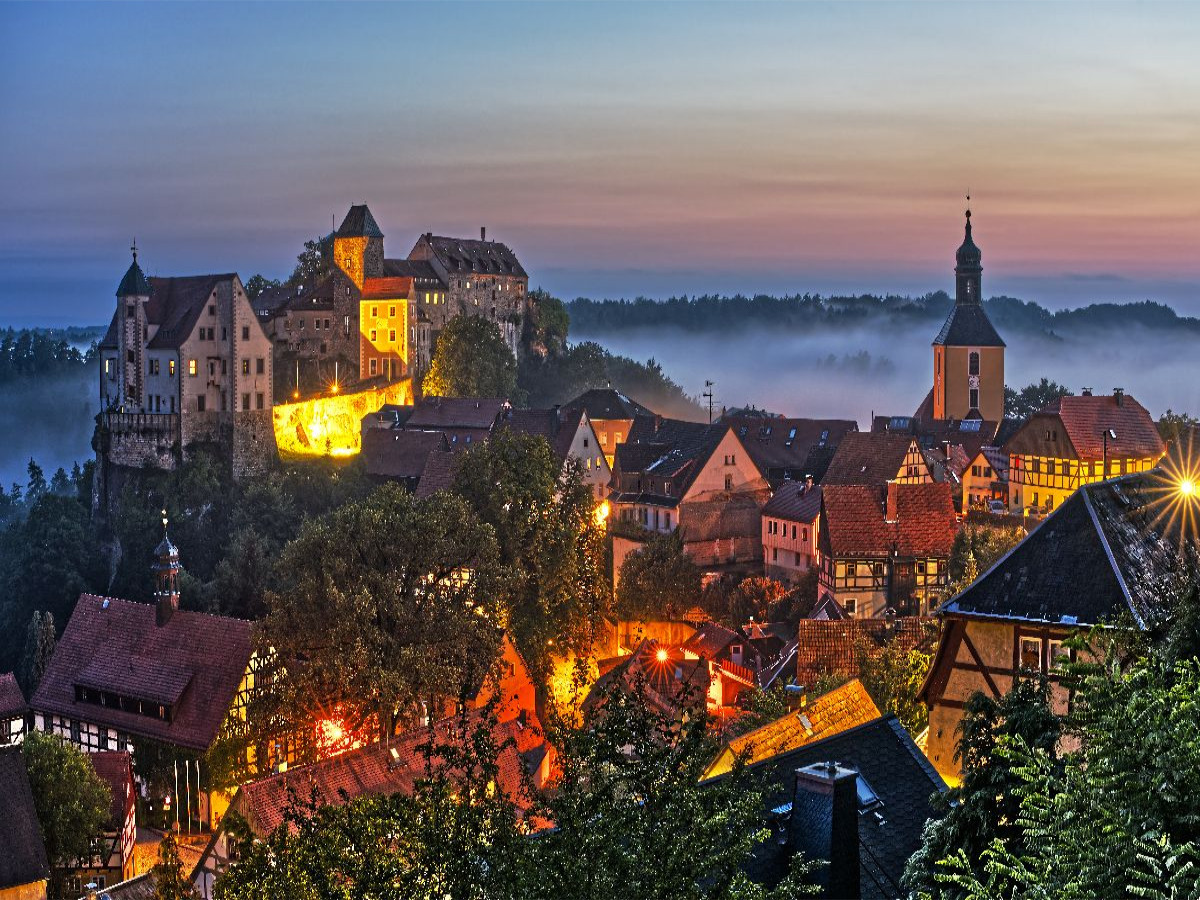 Ein Motiv aus dem Kalender Die Burg Hohnstein im Licht der vier Jahreszeiten