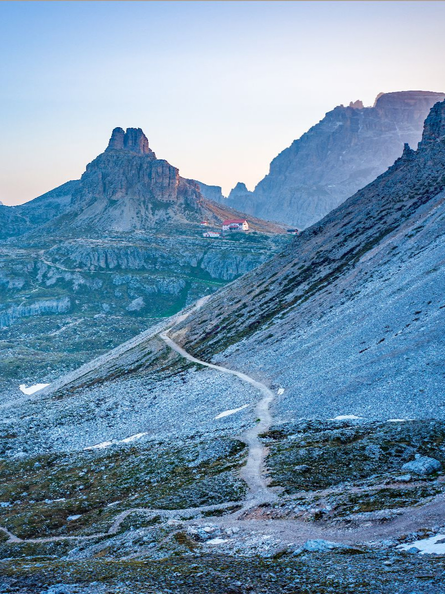 Blick vom Paternsattel zur Dreizinnenhütte kurz vor Sonnenaufgang