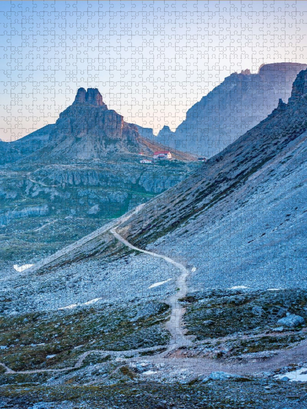 Blick vom Paternsattel zur Dreizinnenhütte kurz vor Sonnenaufgang