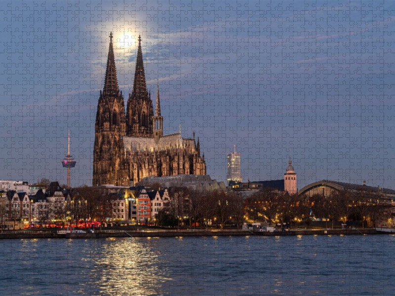 Vollmond über dem Kölner Dom