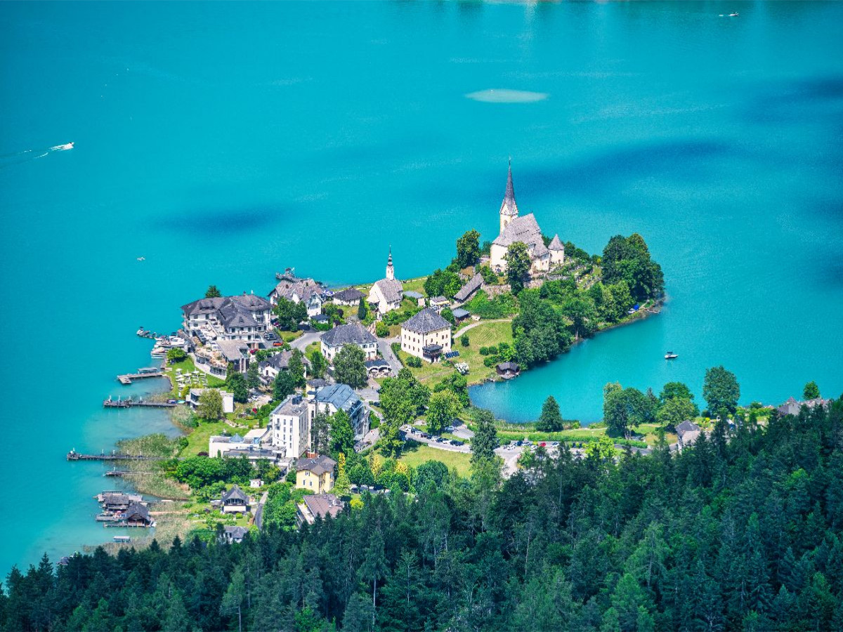 Kirche Maria Wörth auf der Halbinsel im Wörthersee