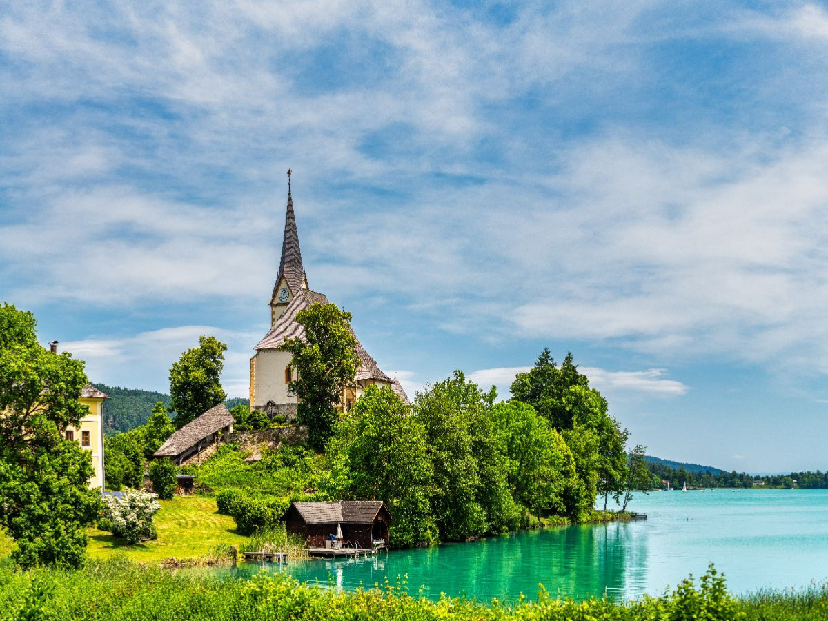 Kirche Maria Wörth auf der Halbinsel im Wörthersee