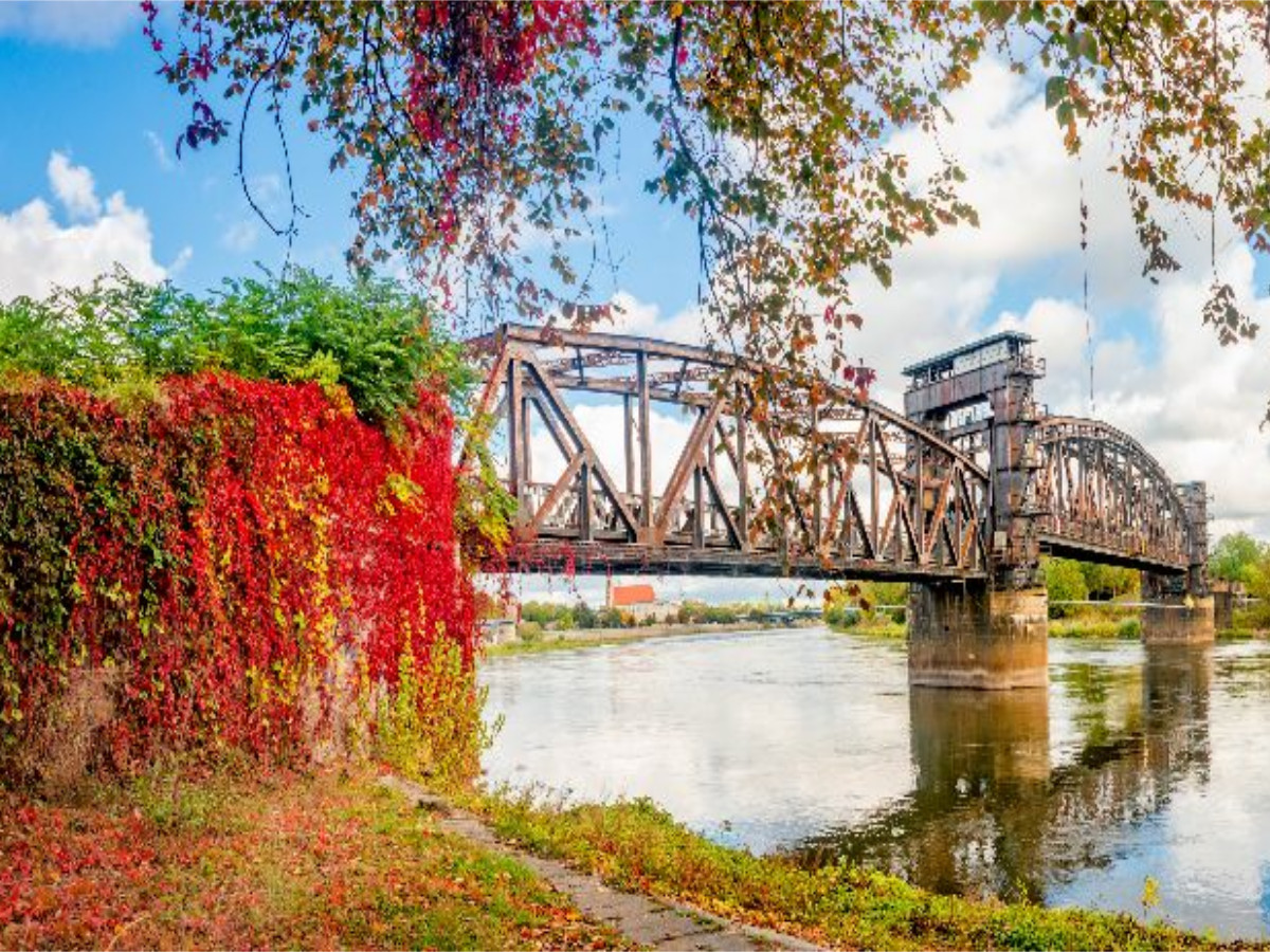 Magdeburg, Alte fußgänger Hubbrücke im goldenen Herbst