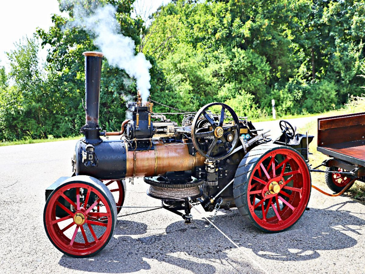 Dampftraktor Fowler mit kraftvoller Seilwinde
