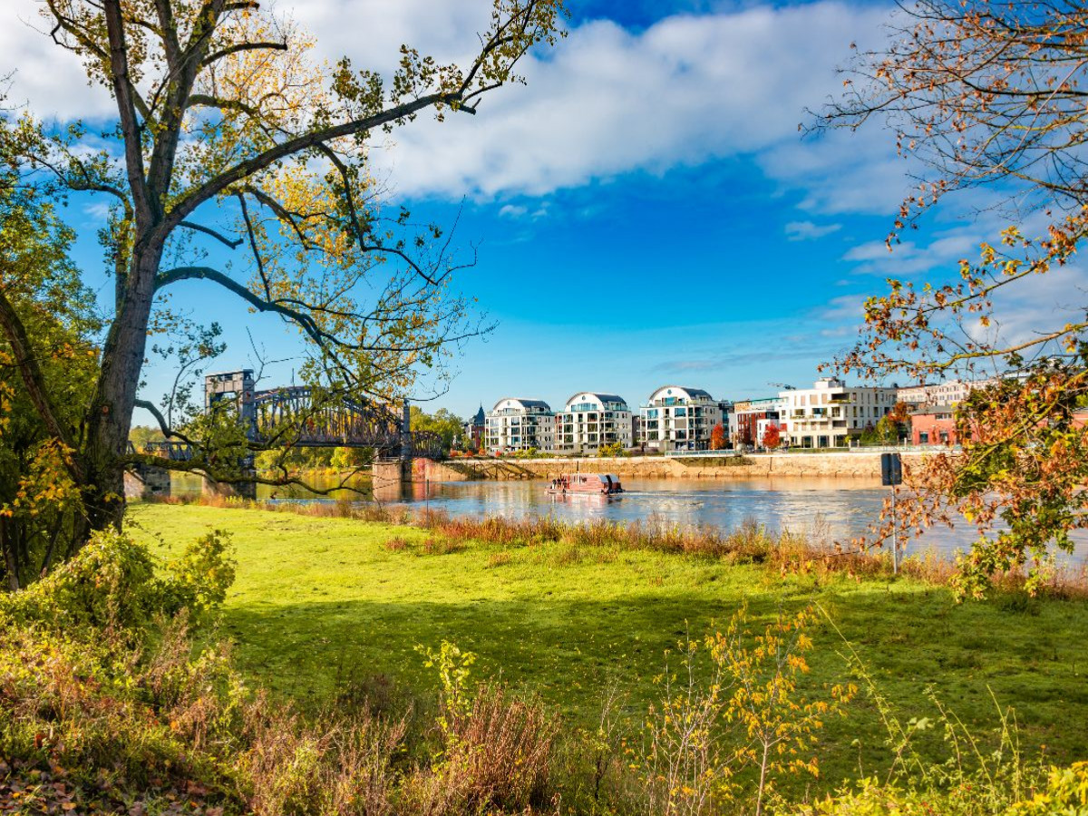 Magdeburg, Altstadt, Elbe und moderne Luxushäuser im goldenen Herbst