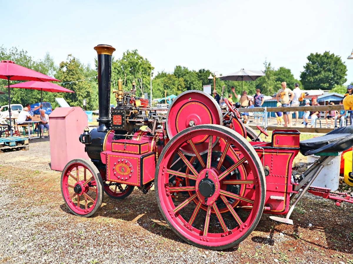 Dampftraktor von Charles Burrel in rot