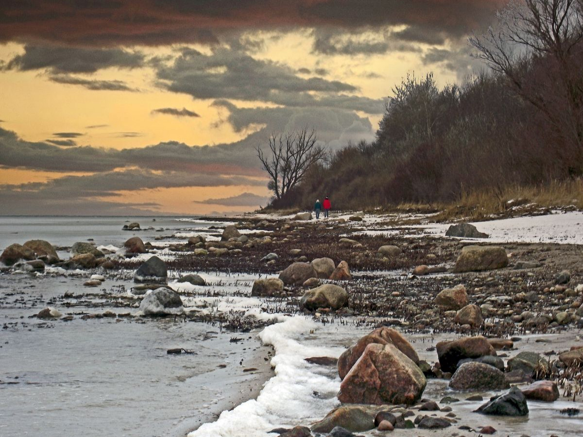 Strandwanderung durch das Eis und den Schnee an der Wismarer Bucht