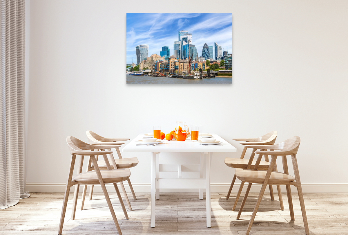 Moderne Skyline der City of London mit maritimem Flair
