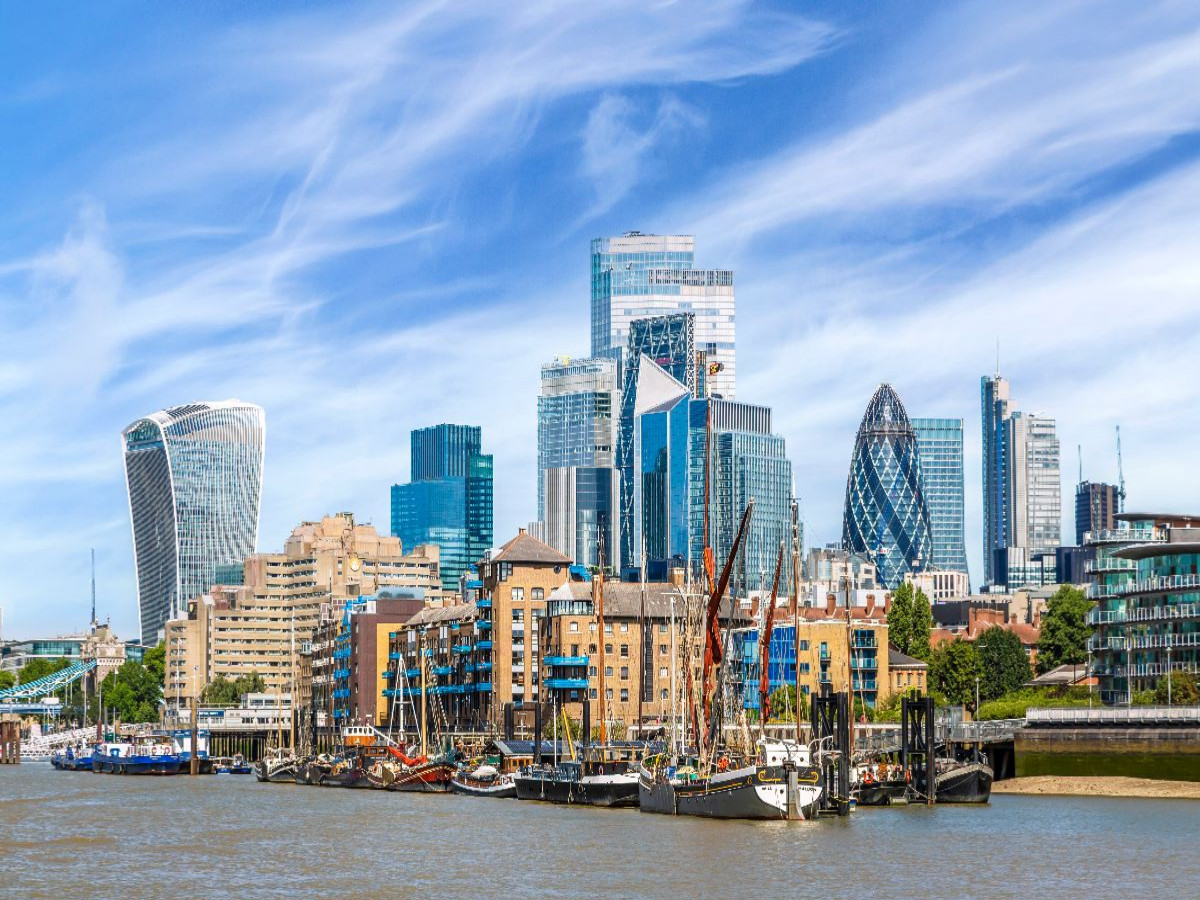 Moderne Skyline der City of London mit maritimem Flair