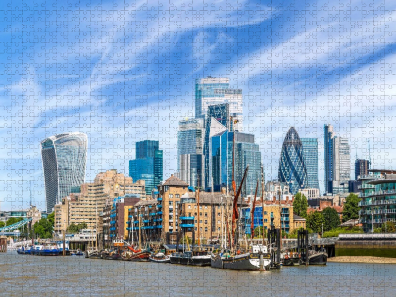 Moderne Skyline der City of London mit maritimem Flair