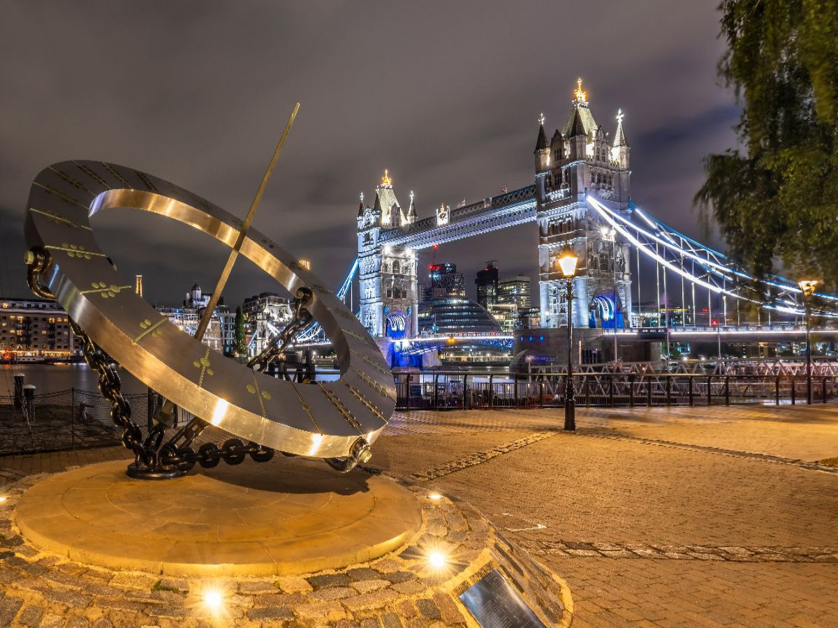 LONDON Tower Bridge im Lichterglanz