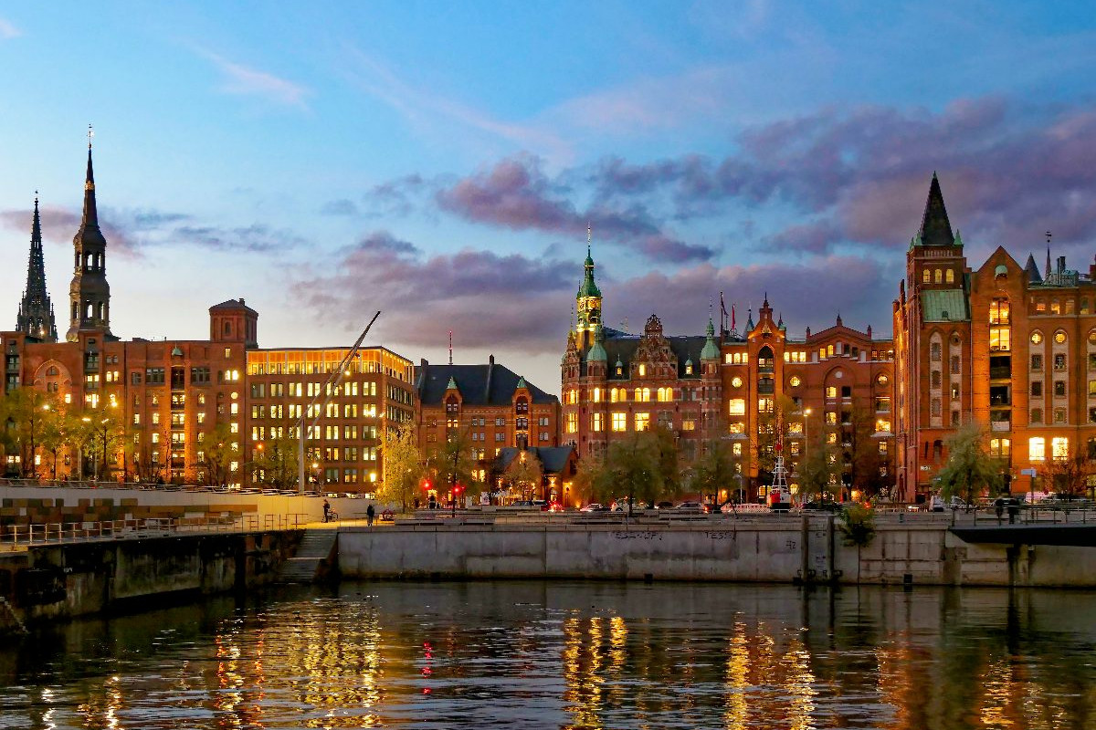 Abendlich beleuchtete Kontorhäuser über dem Brooktorhafen