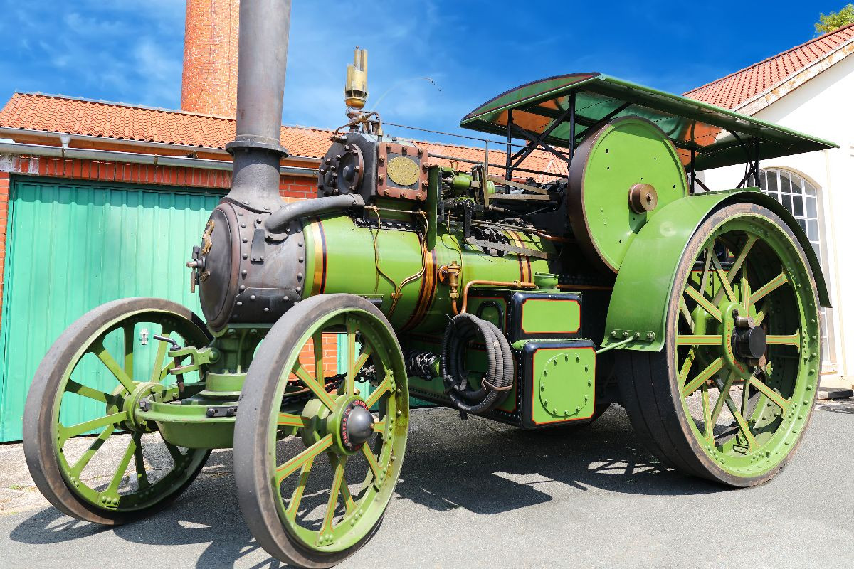 Dampftraktor Aveling u. Porter, Herstellungsort Rochester, Verbundmaschine, Gewicht 10t.