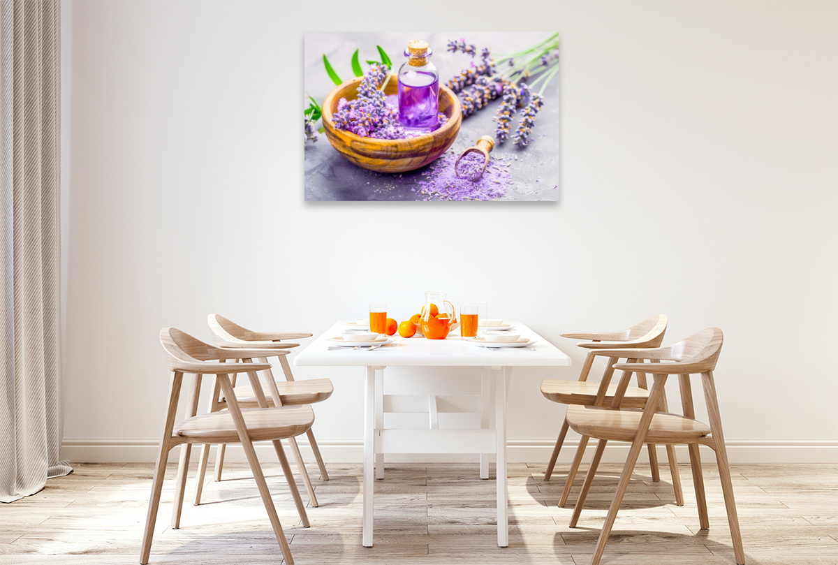 Lavendelöl in Holzschale mit Blüten