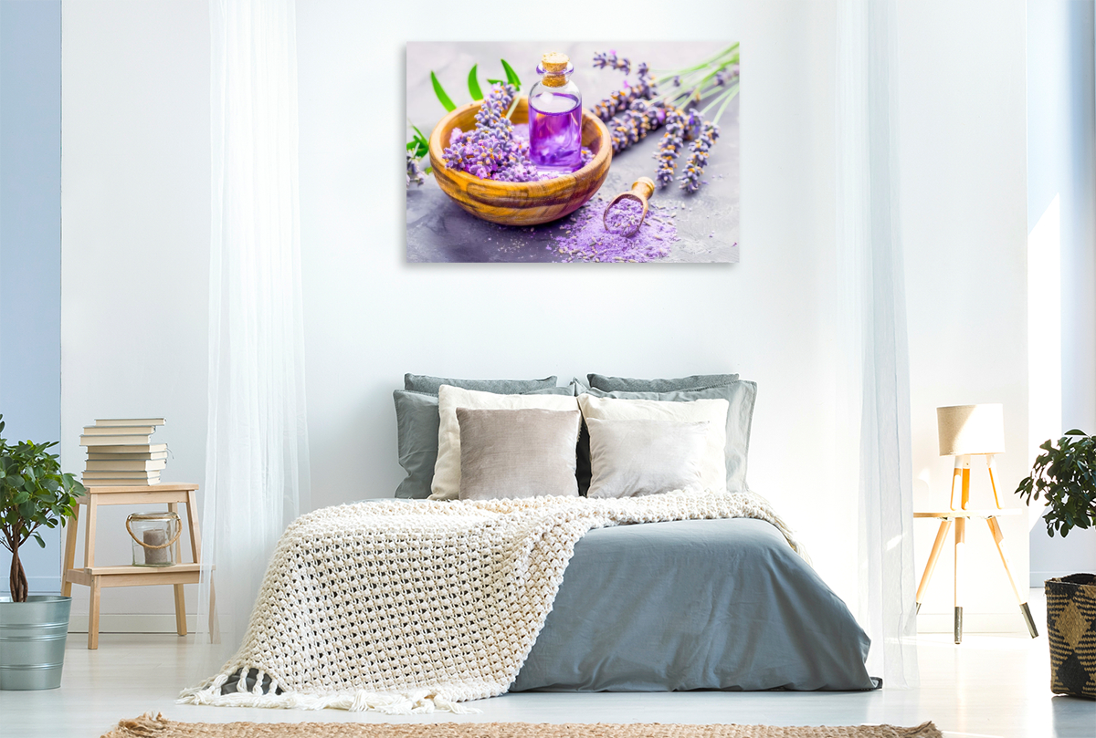 Lavendelöl in Holzschale mit Blüten