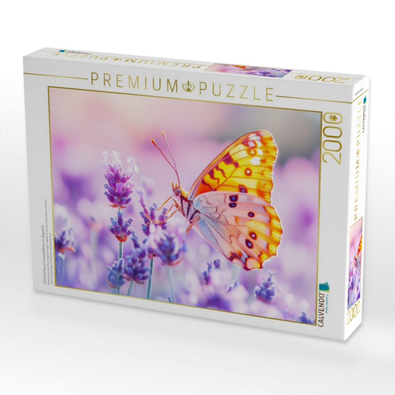 Schmetterling auf Lavendelblüten im Gegenlicht