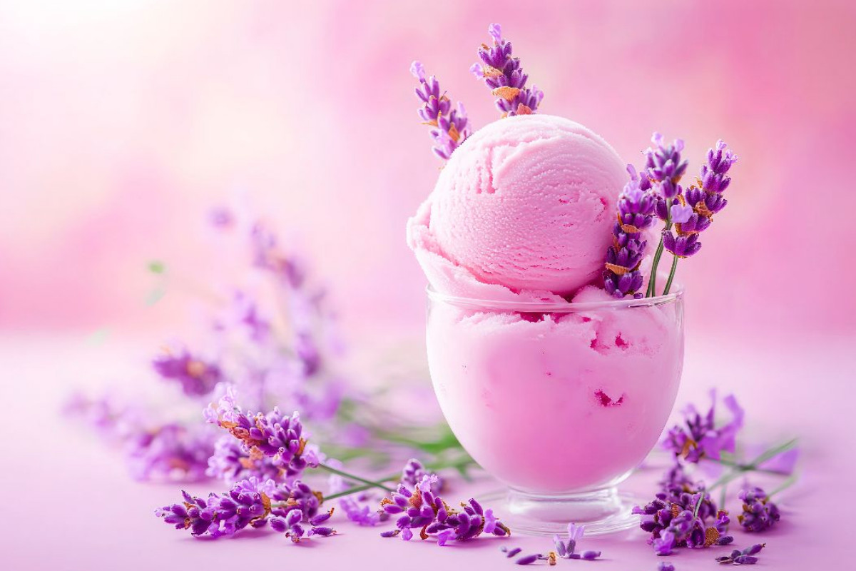 Lavendeleis mit Blüten auf Rosa Hintergrund