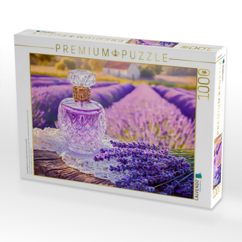 Lavendelparfum vor Blütenfeld im Sonnenlicht