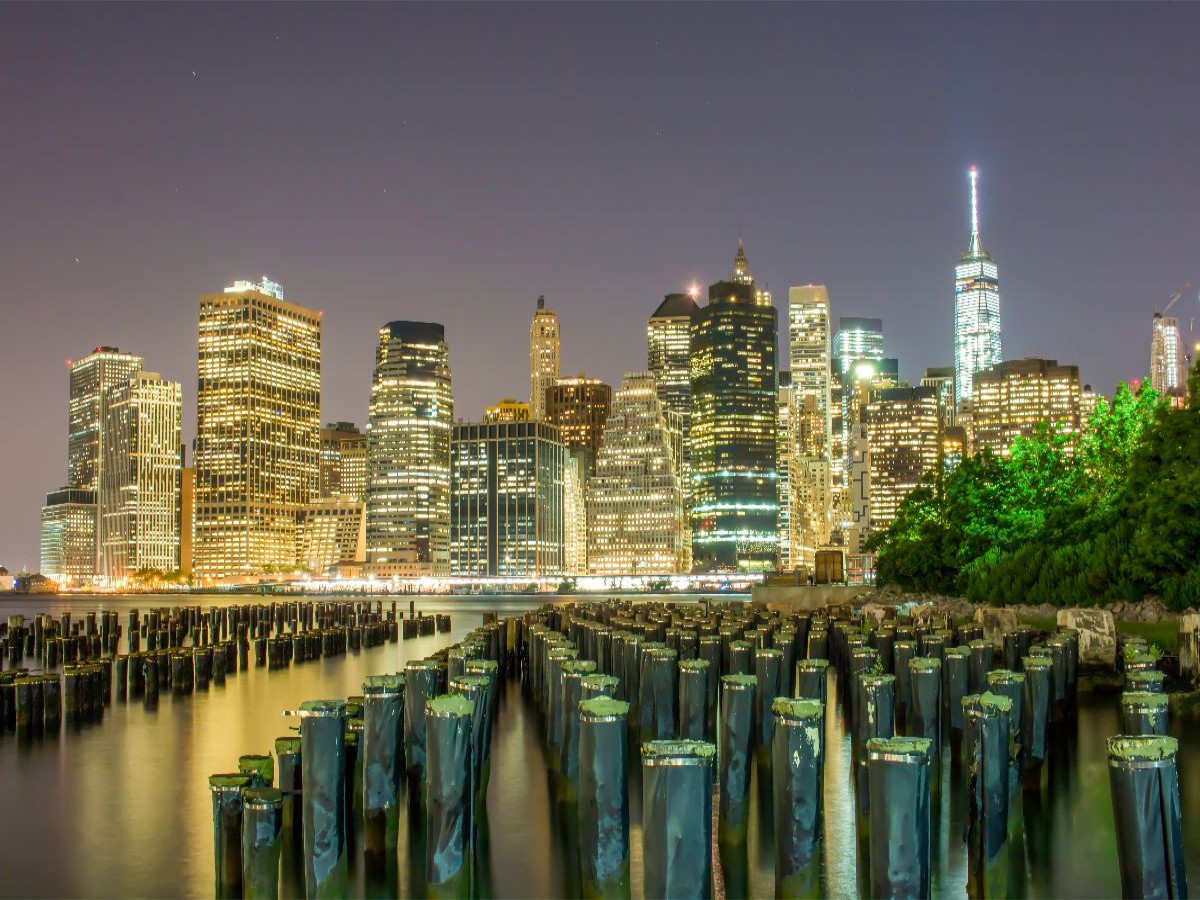 Nachtaufnahme von Manhattan Skyline