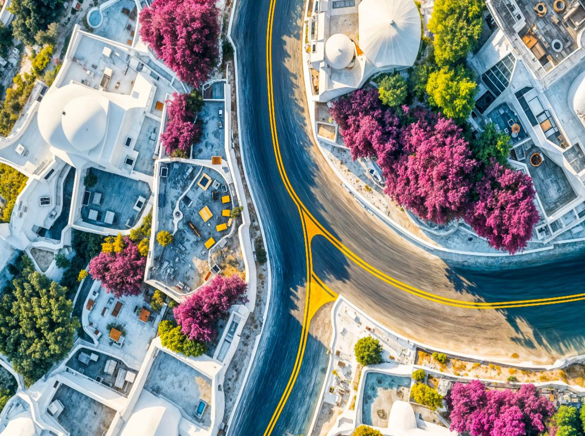 Straße im griechischen Dorf mit Bougainvillea