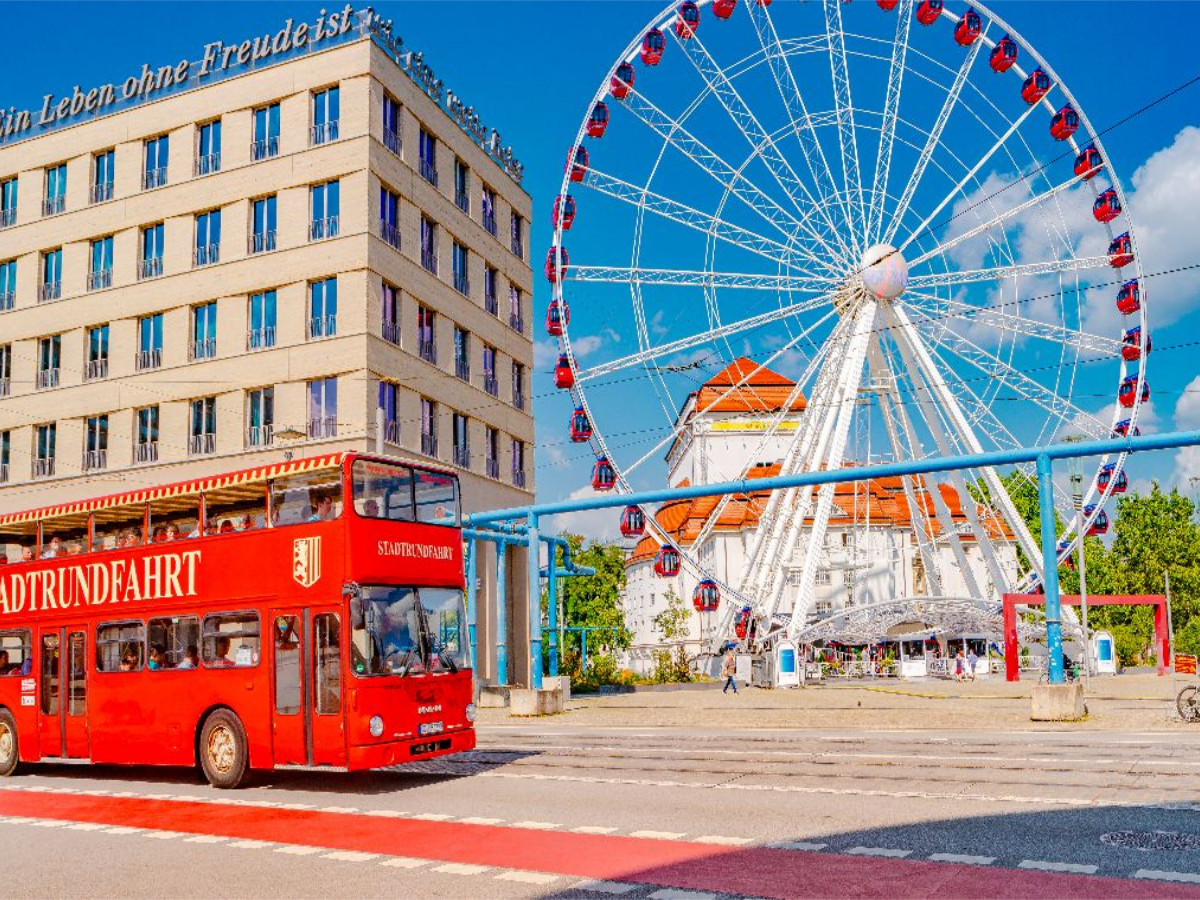 Dresden, Stadtrundfahrt Bus und Riesenrad in der Innenstadt