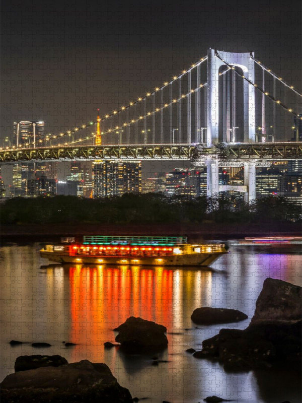 Markante Rainbow Bridge mit Tokio Skyline am Abend