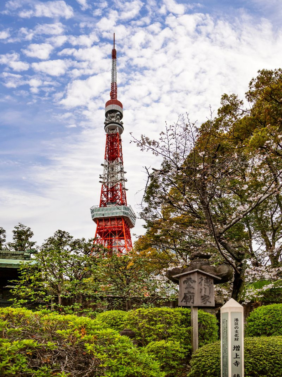 Tokyo Tower und Details aus dem Zojo-ji Tempel Komplex