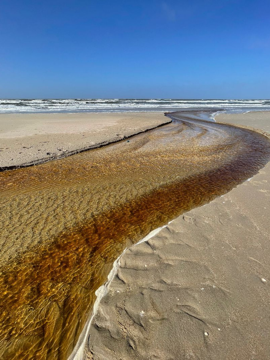 Schmaler Wasserlauf am Strand von Sankt Peter-Ording
