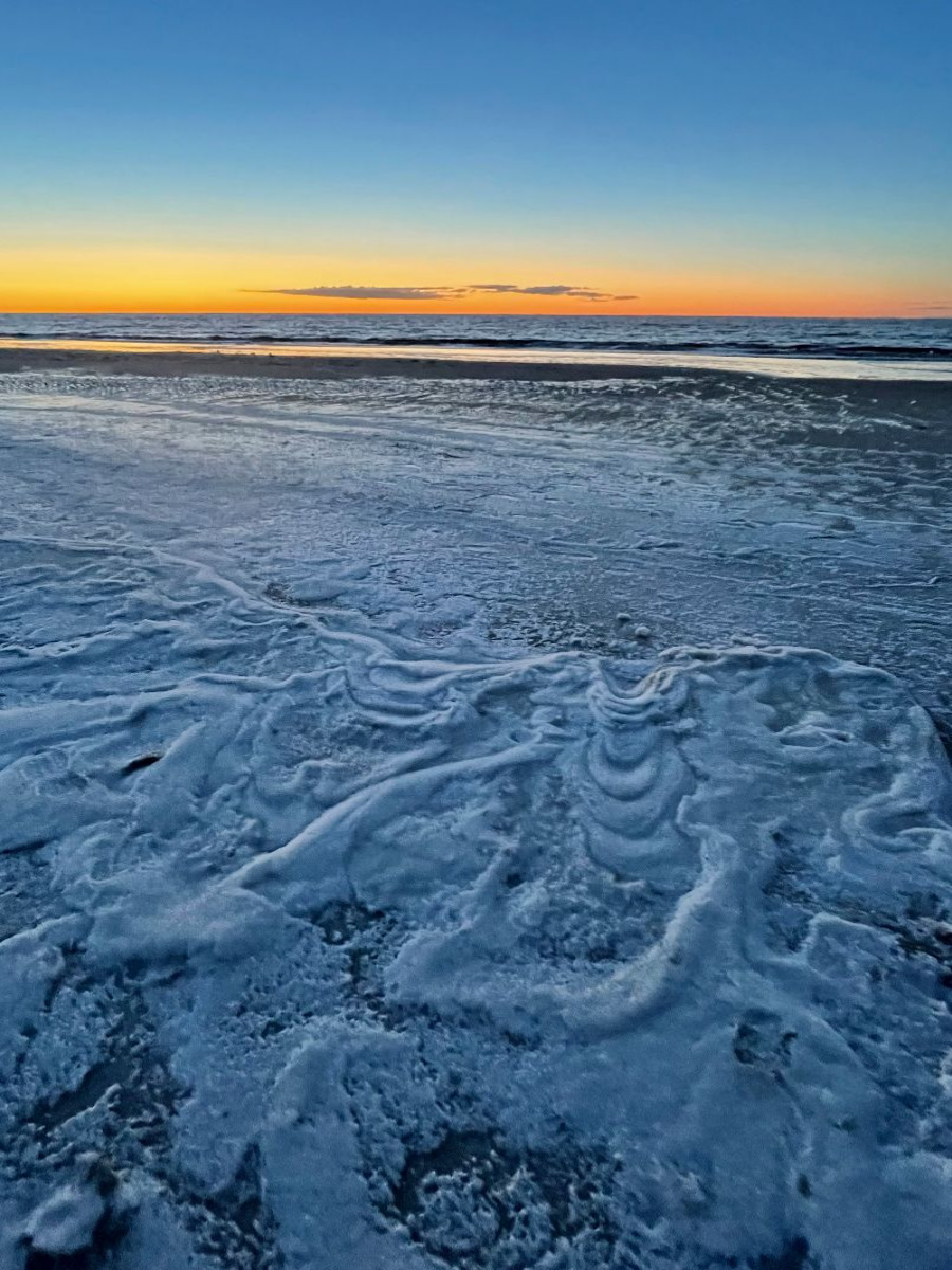 Schaum stark bewegter Wellen am Strand von Sankt Peter-Ording