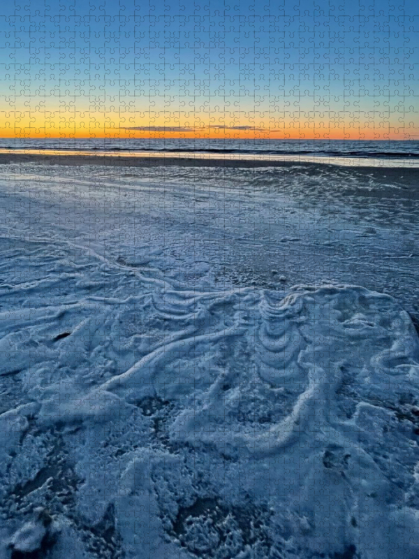 Schaum stark bewegter Wellen am Strand von Sankt Peter-Ording