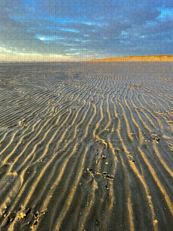 Kleine Wasserkanäle im Abendlicht am Ordinger Strand