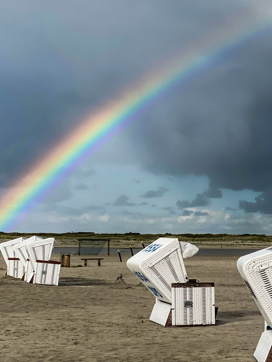 Regenbogen nach Gewitterstimmung am Strand von Sankt Peter-Ording